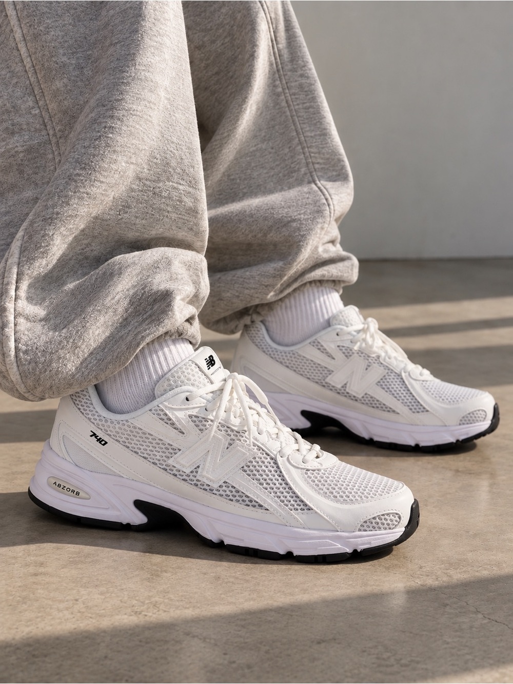 New Balance 740 Unisex White Black Sneakers Size 7 Women / 5.5 Men